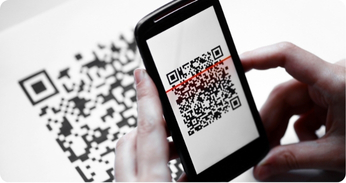 Funcionário efetua leitura do QR Code